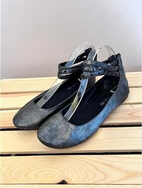 Women’s Faux Leather Ballet Flats w/ Strappy ankle detail & silver studs (Sz 7)